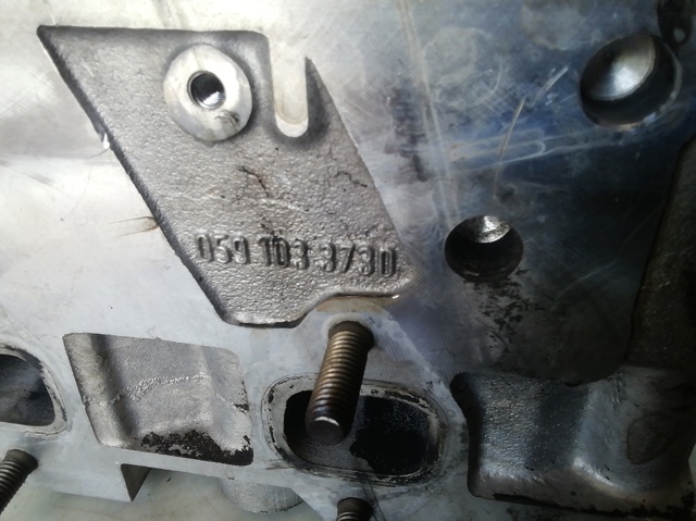 Cabeça de motor (CBC) esquerda 059103373D VAG