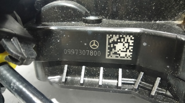 Fecho da porta traseira direita 0997307800 MERCEDES