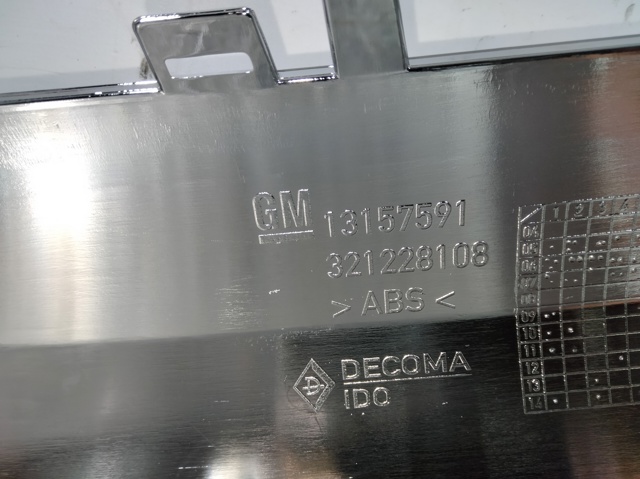 Moldura superior de grelha do radiador 13157591 OPEL