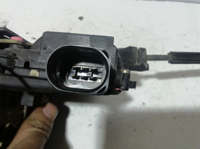 Fecho da porta traseira esquerda 3B4839015A VAG