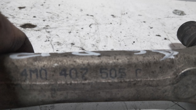 Braço oscilante superior esquerdo de suspensão dianteira 4M0407505C VAG