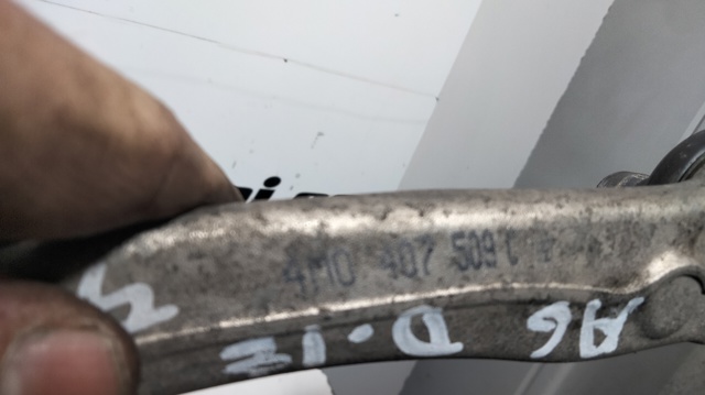 Braço oscilante superior esquerdo de suspensão dianteira 4M0407509C VAG
