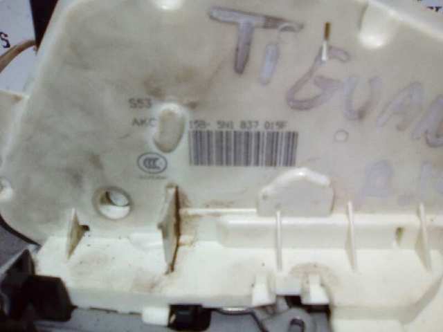 Fecho da porta dianteira esquerda 5N1837015F VAG