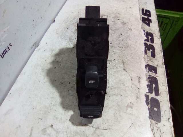 Botão dianteiro direito de ativação de motor de acionamento de vidro 8682837 VOLVO
