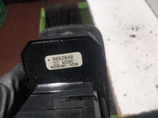 Unidade de botões dianteira esquerda de controlo de elevador de vidro 8682949 VOLVO