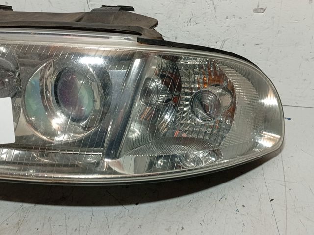 Luz esquerda 89300379 VAG
