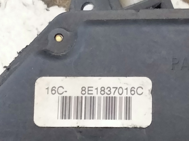 Fecho da porta dianteira direita 8E1837016C VAG