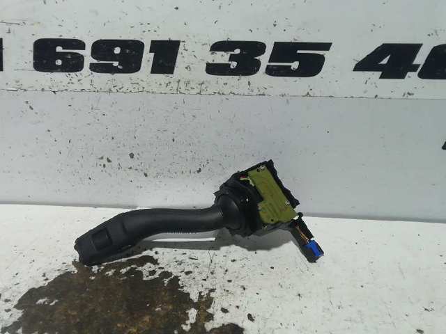 Comutador direito instalado na coluna da direção 8P0953519A VAG