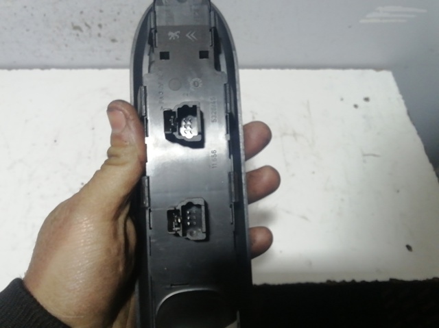 Unidade de botões dianteira esquerda de controlo de elevador de vidro 96351622XT PEUGEOT