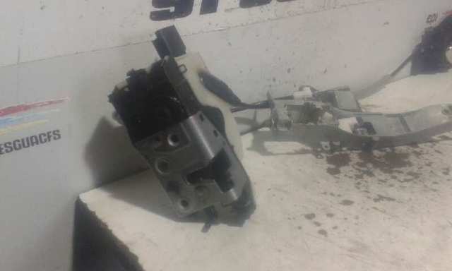 Fecho da porta dianteira direita 9812500780 PEUGEOT