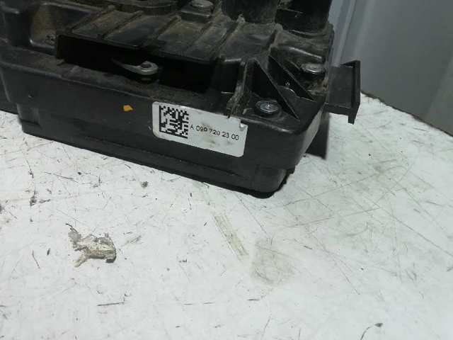 Fecho da porta dianteira esquerda A0997202300 MERCEDES