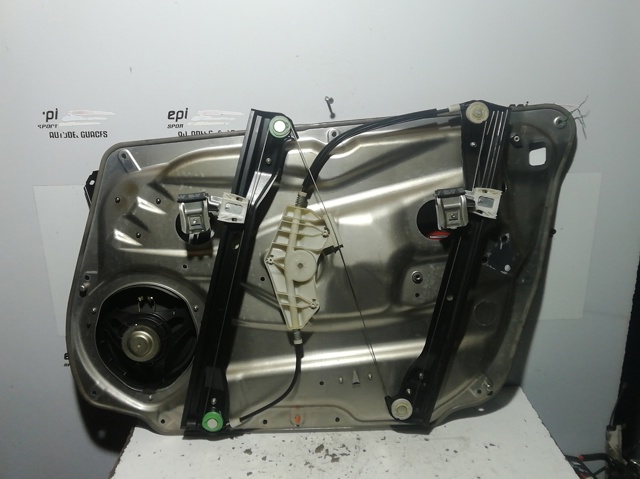 Suporte de maçaneta externa da porta dianteira esquerda A2047600534 MERCEDES