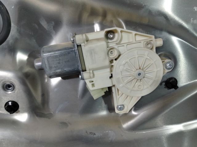 Motor de acionamento de vidro da porta dianteira esquerda A2048200142 MERCEDES