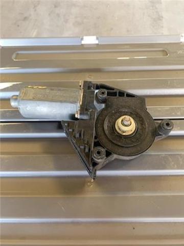 Motor de acionamento de vidro da porta dianteira direita 0130821694 VAG