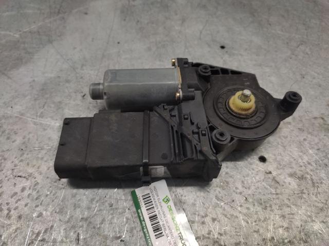 Motor de acionamento de vidro da porta dianteira direita 0130821694 VAG