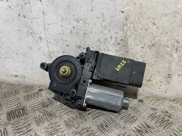 Motor de acionamento de vidro da porta dianteira direita 0130821694 VAG