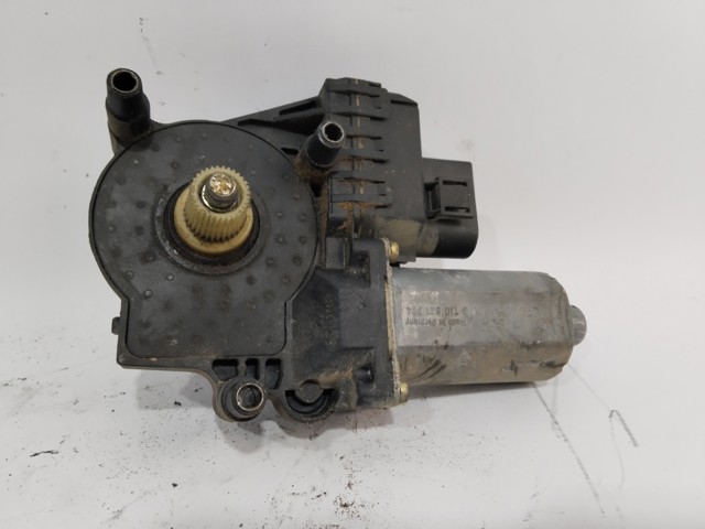 Motor de acionamento de vidro da porta dianteira direita 0130821774 VAG