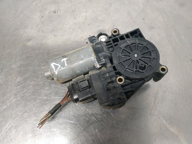 Motor de acionamento de vidro da porta traseira direita 0130821785 VAG