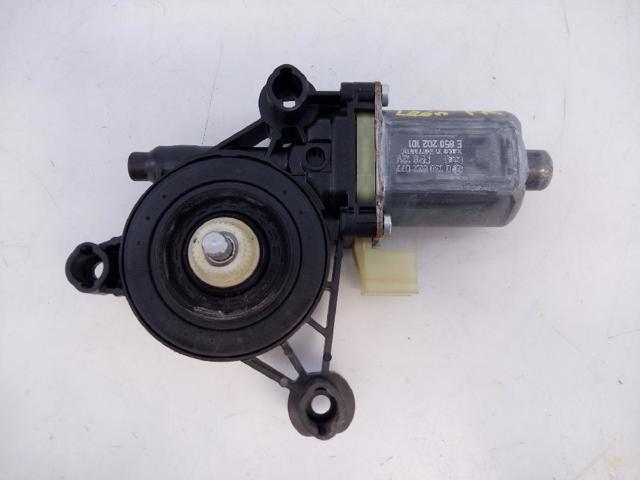 Motor de acionamento de vidro da porta dianteira esquerda 0130822077 VAG