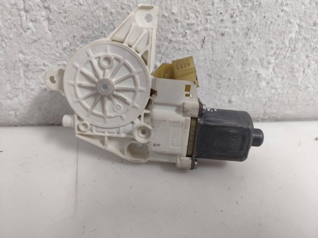 Motor de acionamento de vidro da porta traseira direita 0130822443 MERCEDES
