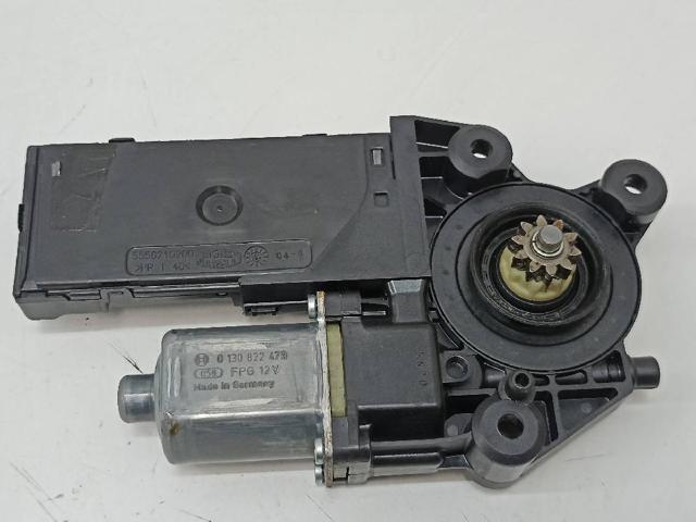 Motor de acionamento de vidro da porta dianteira direita 0130822478 RENAULT