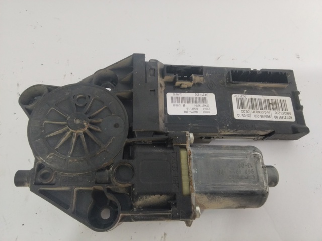 Motor de acionamento de vidro da porta dianteira esquerda 0130822479 RENAULT
