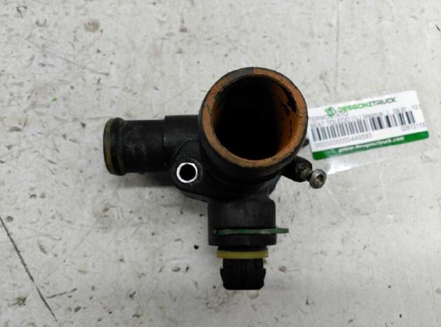 Flange do sistema de esfriamento (união em T) 028121132A VAG