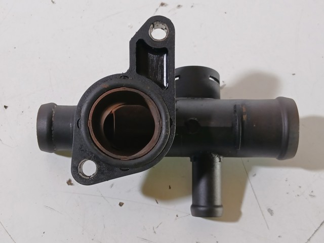 Flange do sistema de esfriamento (união em T) 06A121133C VAG