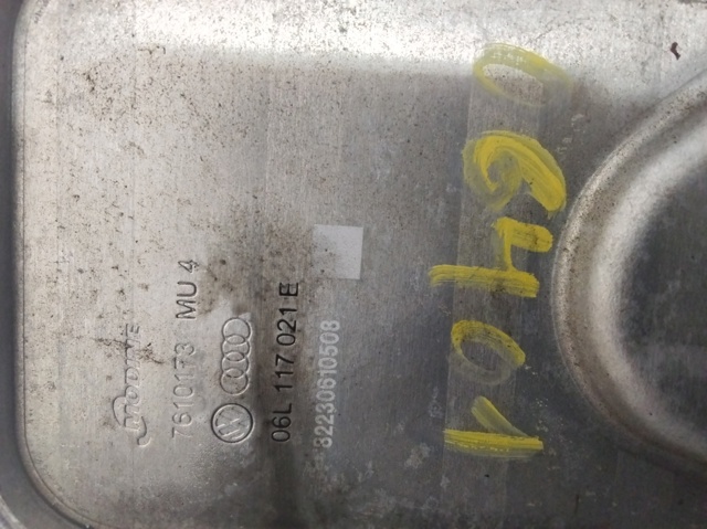 Radiador de óleo (frigorífico), debaixo de filtro 06L117021E VAG