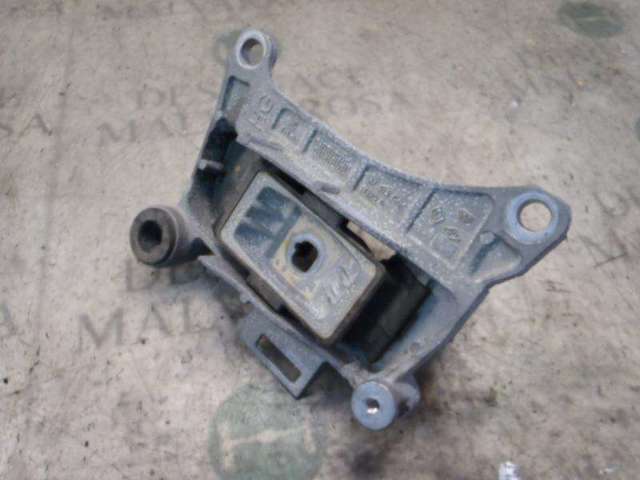 Coxim (suporte) esquerdo de motor 112205136R RENAULT
