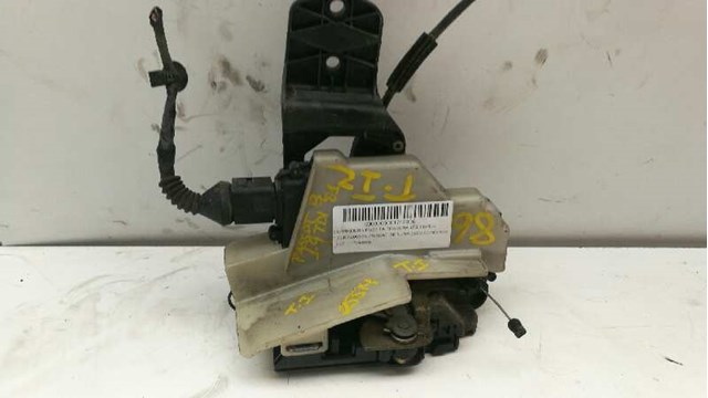 Fecho da porta dianteira esquerda 117666103 VAG