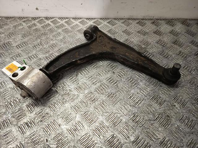 Braço oscilante inferior direito de suspensão dianteira 12799200 GM