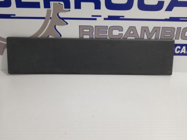 Moldura da porta traseira direita 1305774070 PEUGEOT
