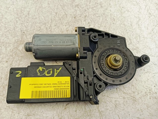 Motor de acionamento de vidro da porta dianteira direita 130821694 VAG