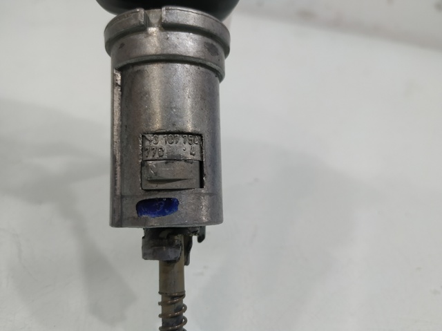 Fecho da porta dianteira esquerda 13107754 OPEL