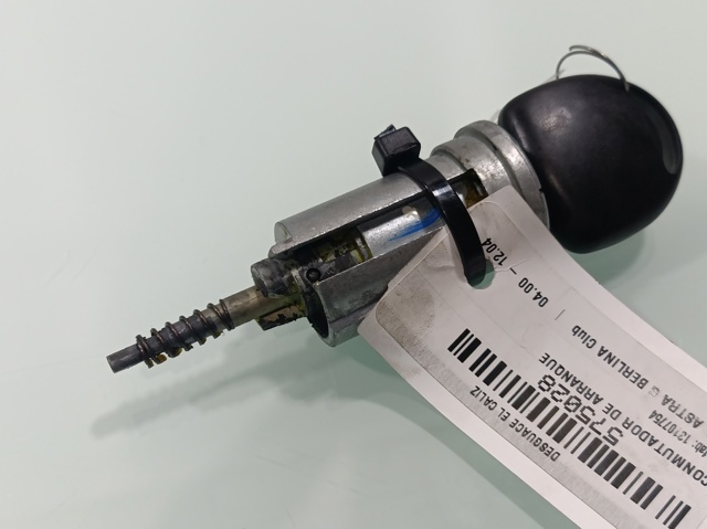 Fecho da porta dianteira esquerda 13107754 OPEL
