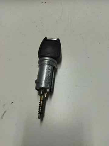 Fecho da porta dianteira esquerda 13107754 OPEL