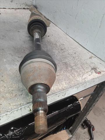 Semieixo (acionador) dianteiro direito 13124680 OPEL