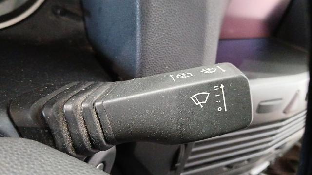 Comutador direito instalado na coluna da direção 13129721 OPEL