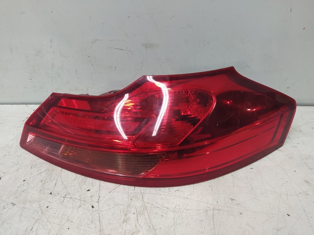 Lanterna traseira direita 13226857 OPEL