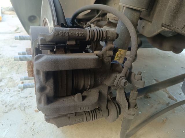 Suporte do freio traseiro esquerdo 13300885 OPEL