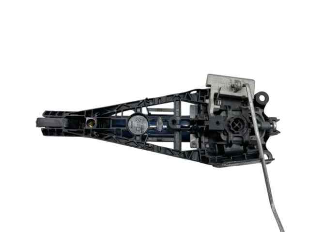 Suporte de maçaneta externa da porta dianteira direita 13308536 OPEL