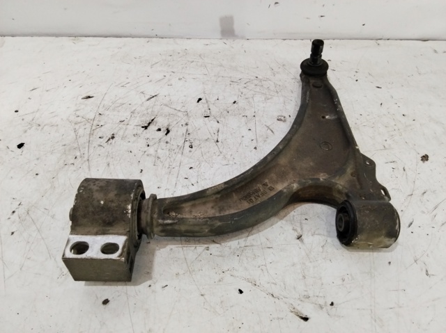 Braço oscilante inferior esquerdo de suspensão dianteira 13401129 OPEL