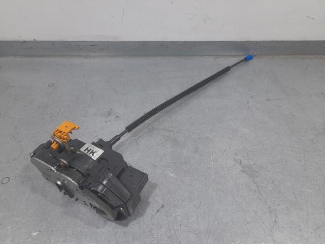 Fecho da porta dianteira esquerda 13579522 GM