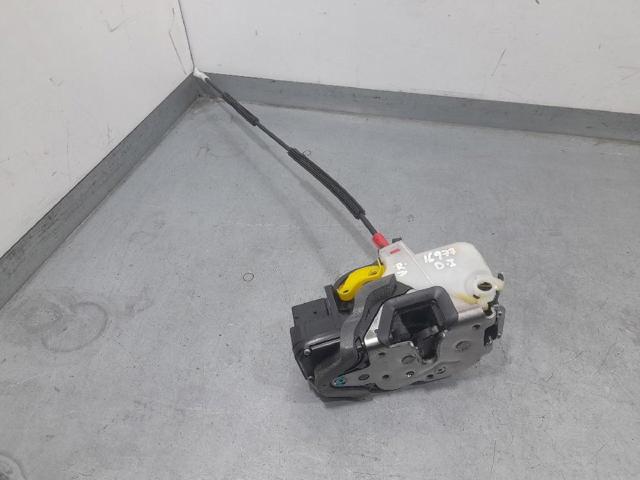 Fecho da porta dianteira esquerda 13579522 GM