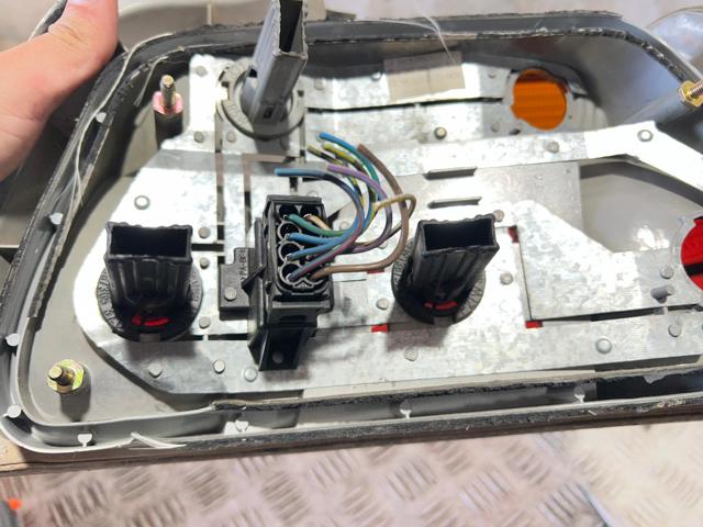 Lanterna traseira esquerda 1387045 BMW