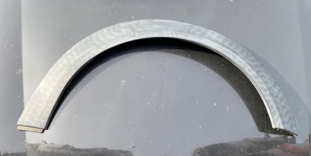 Expansor (placa sobreposta) de arco do pára-lama dianteiro direito 14614910 BMW