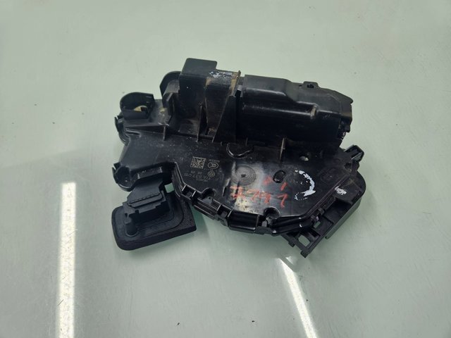 Fecho da porta dianteira esquerda para Volkswagen Jetta BU3, BU4
