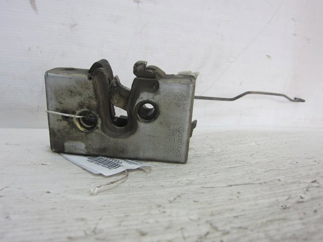 Fecho da porta dianteira direita 191837016C VAG