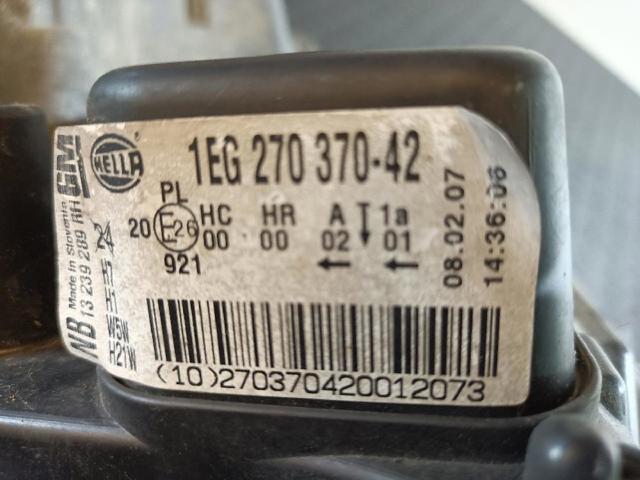Luz direita 1EG27037042 OPEL